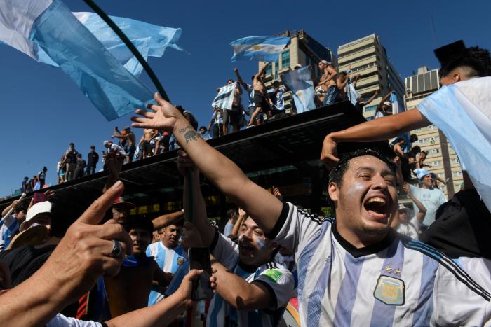 Una experta en protocolo se pronuncia claramente sobre si Messi hizo bien poniéndose la 'capa'