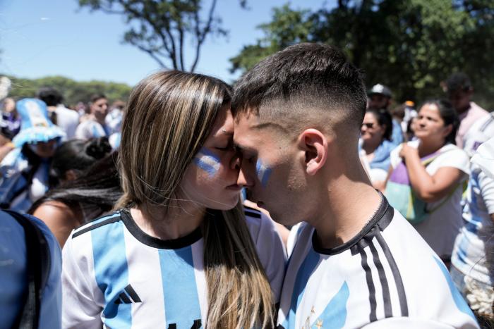 Una experta en protocolo se pronuncia claramente sobre si Messi hizo bien poniéndose la 'capa'