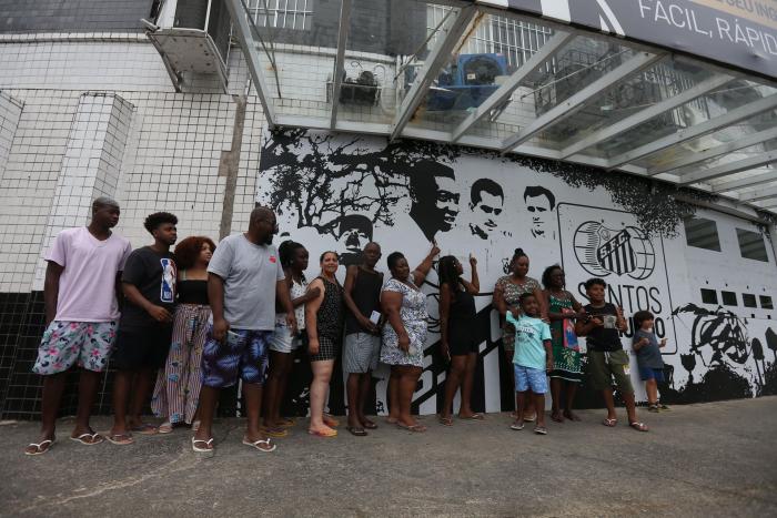 "Un nudo en la garganta" a las puertas del hospital donde murió 'O Rei'