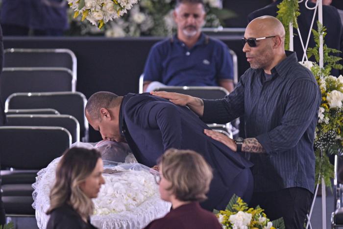 Brasil da el último adiós a Pelé en su capilla ardiente