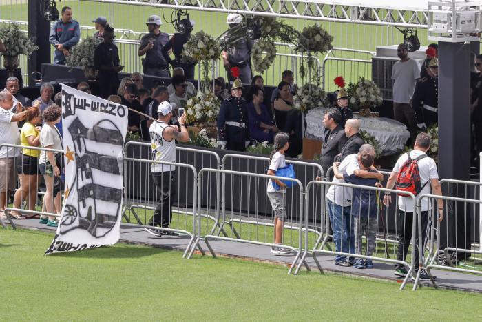 Brasil da el último adiós a Pelé en su capilla ardiente