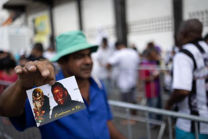 Brasil da el último adiós a Pelé en su capilla ardiente