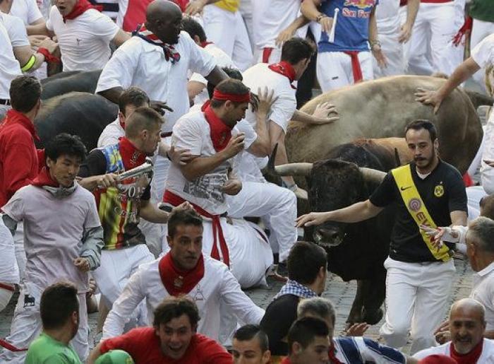 Una manada estirada de Fuente Ymbro crea emoción en el primer encierro 2016