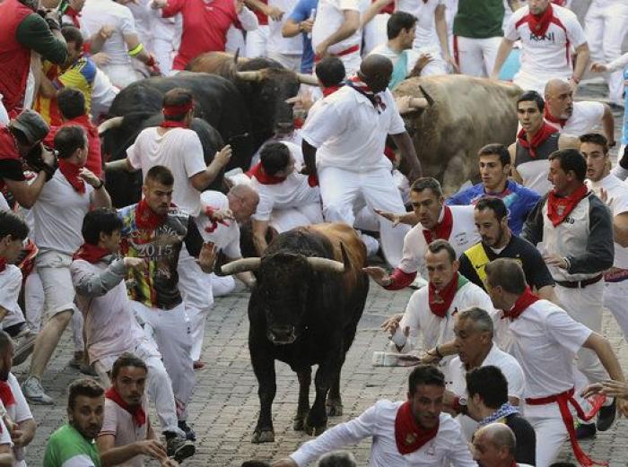Una manada estirada de Fuente Ymbro crea emoción en el primer encierro 2016