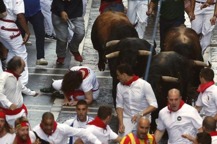 Una manada estirada de Fuente Ymbro crea emoción en el primer encierro 2016
