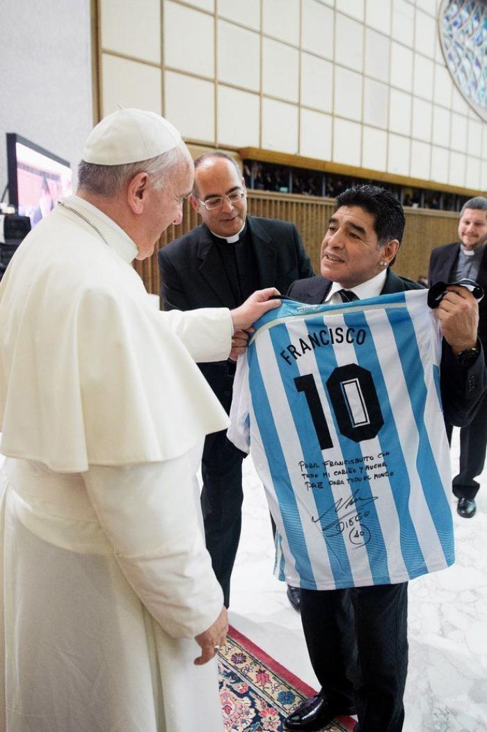 Maradona y el papa celebran entre besos el primer Partido por la Paz (FOTOS)