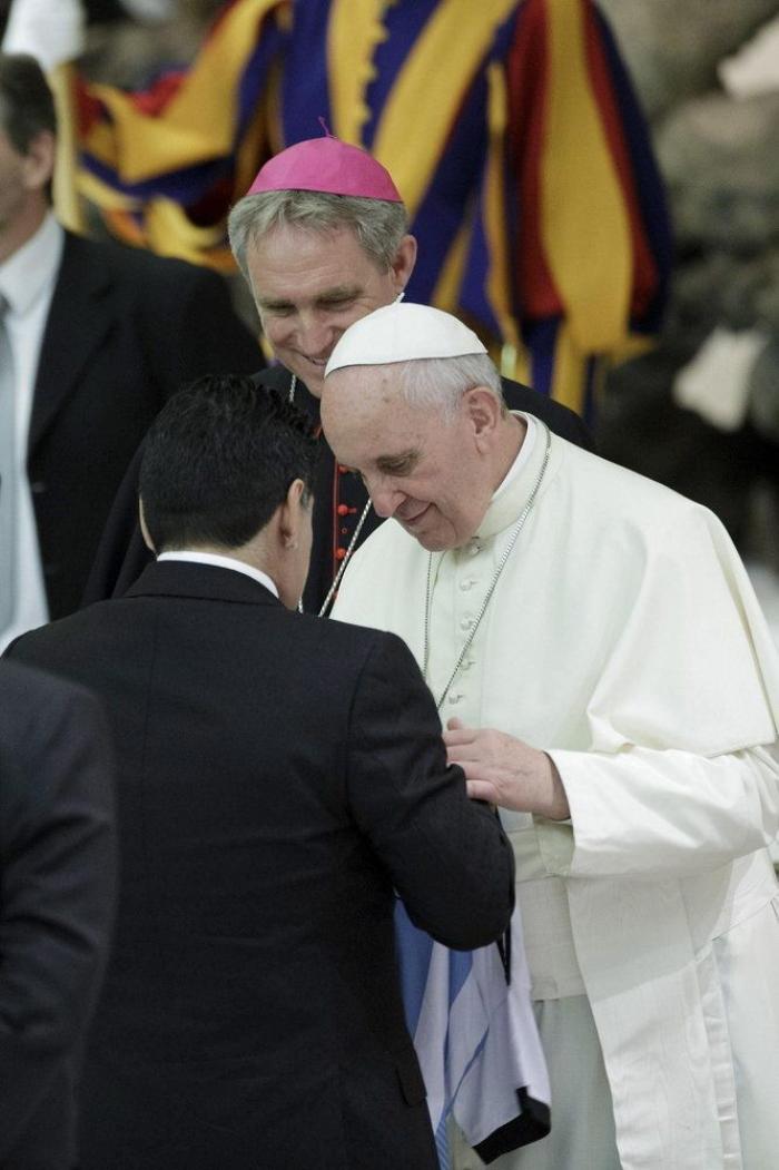 Maradona y el papa celebran entre besos el primer Partido por la Paz (FOTOS)