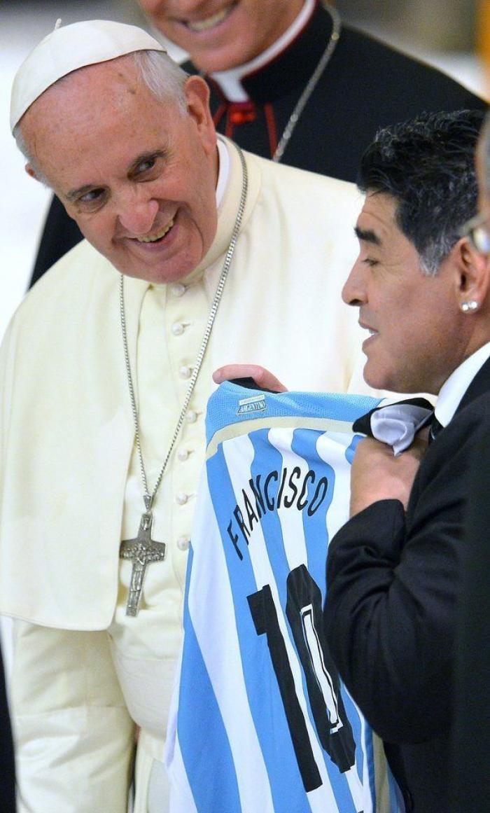 Maradona y el papa celebran entre besos el primer Partido por la Paz (FOTOS)