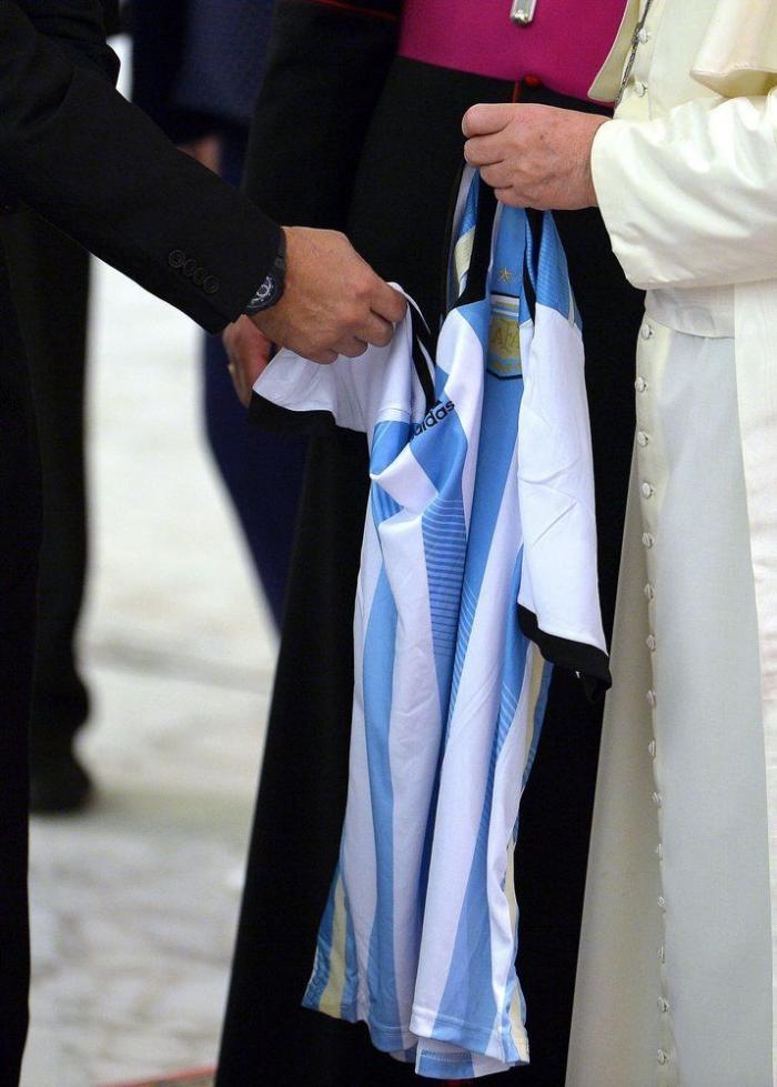 Maradona y el papa celebran entre besos el primer Partido por la Paz (FOTOS)