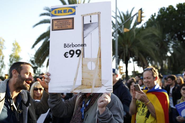 El rey asegura que en Cataluña no tienen cabida "ni la violencia ni la intolerancia"