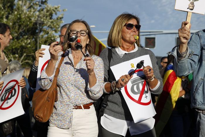 El rey asegura que en Cataluña no tienen cabida "ni la violencia ni la intolerancia"