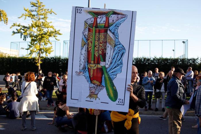 El rey asegura que en Cataluña no tienen cabida "ni la violencia ni la intolerancia"