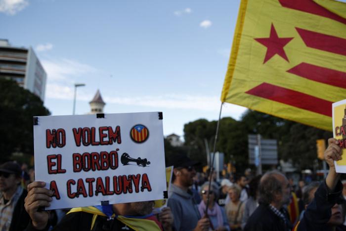 El rey asegura que en Cataluña no tienen cabida "ni la violencia ni la intolerancia"