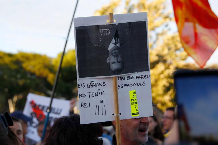 El rey asegura que en Cataluña no tienen cabida "ni la violencia ni la intolerancia"