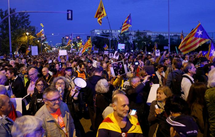 El rey asegura que en Cataluña no tienen cabida "ni la violencia ni la intolerancia"