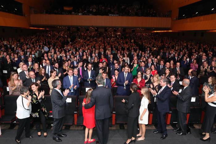La explicación a lo que se ve en esta foto de la reina Letizia y un premiado de los princesa de Girona