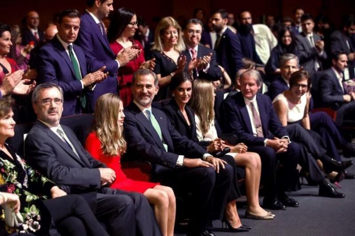 La explicación a lo que se ve en esta foto de la reina Letizia y un premiado de los princesa de Girona