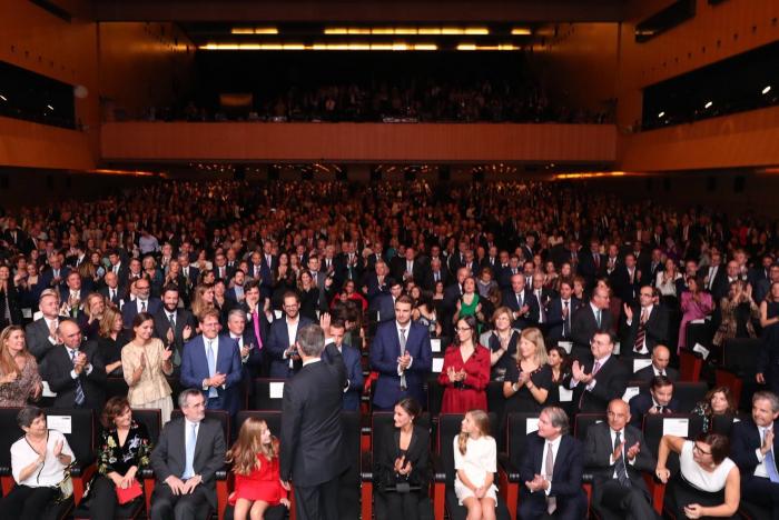 La explicación a lo que se ve en esta foto de la reina Letizia y un premiado de los princesa de Girona