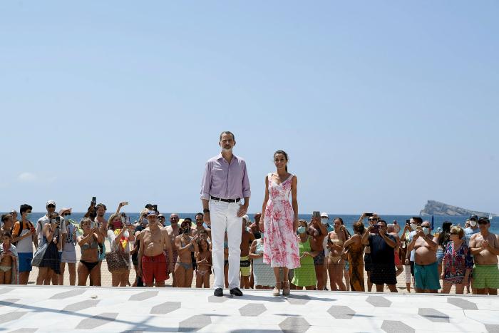 Aluvión de memes en Twitter con estas fotos de Felipe y Letizia en Benidorm