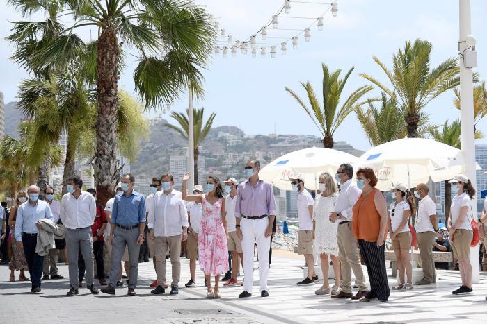 Aluvión de memes en Twitter con estas fotos de Felipe y Letizia en Benidorm