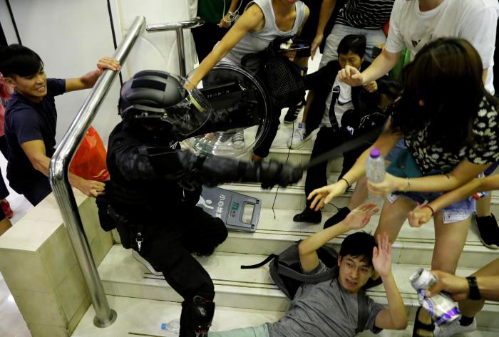 El máximo activista de Hong Kong deja el país tras los "arrestos masivos" por la Ley de Seguridad
