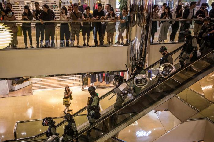 El máximo activista de Hong Kong deja el país tras los "arrestos masivos" por la Ley de Seguridad