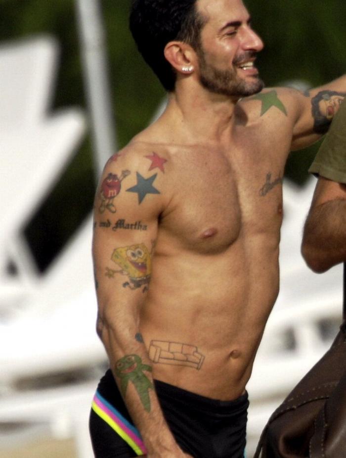 El vídeo que 'se ríe' del dolor de Chris Hemsworth cuando se hace un tatuaje