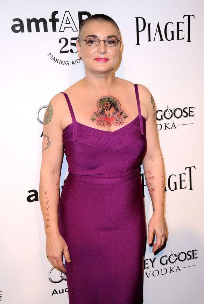 El vídeo que 'se ríe' del dolor de Chris Hemsworth cuando se hace un tatuaje