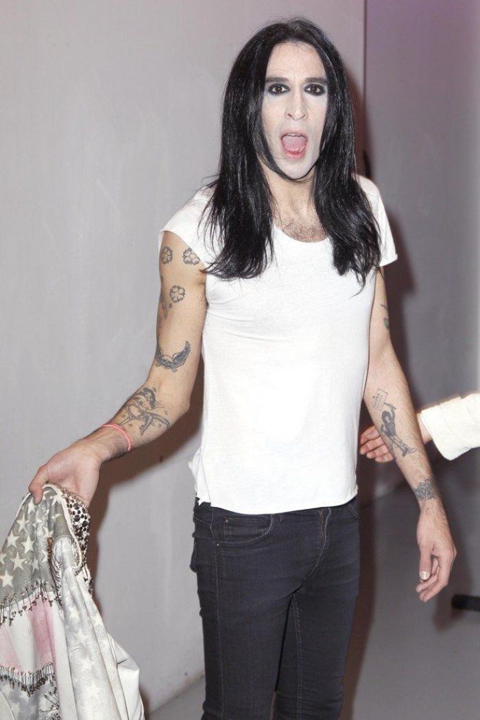 El vídeo que 'se ríe' del dolor de Chris Hemsworth cuando se hace un tatuaje