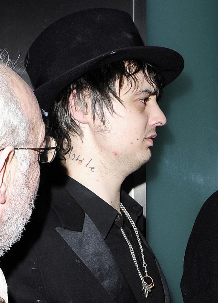 El vídeo que 'se ríe' del dolor de Chris Hemsworth cuando se hace un tatuaje