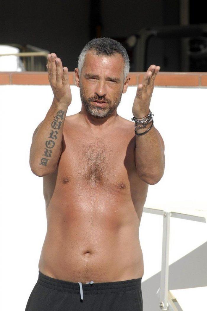 El vídeo que 'se ríe' del dolor de Chris Hemsworth cuando se hace un tatuaje