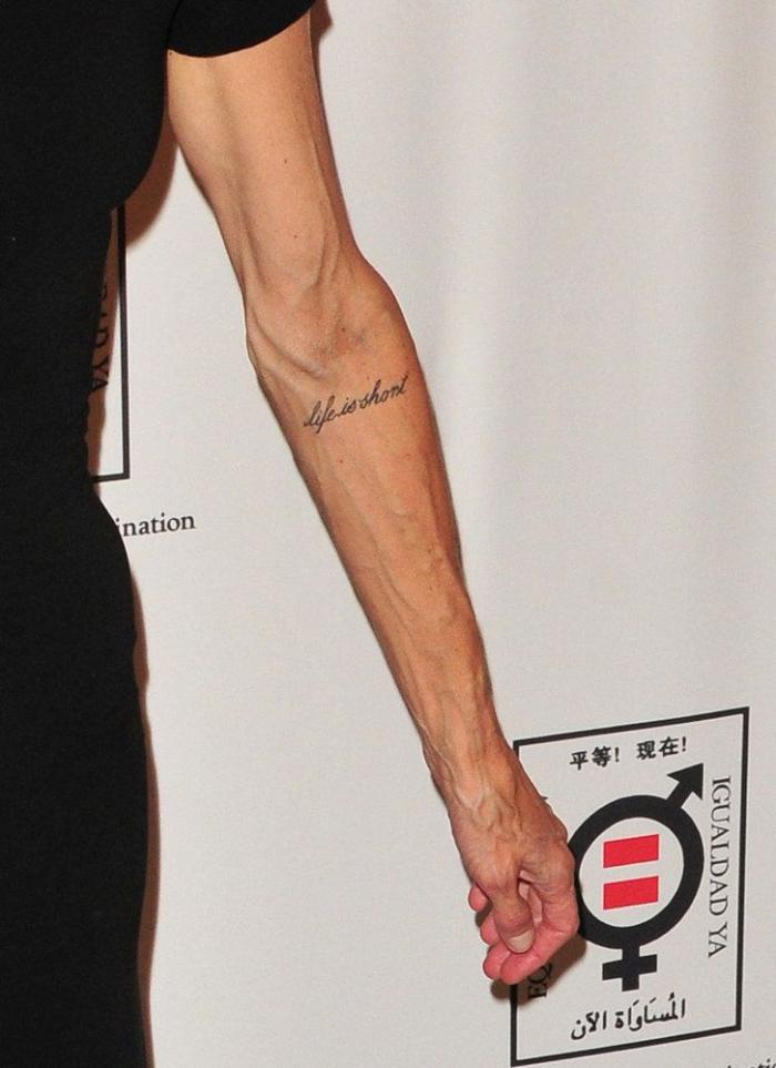 El vídeo que 'se ríe' del dolor de Chris Hemsworth cuando se hace un tatuaje