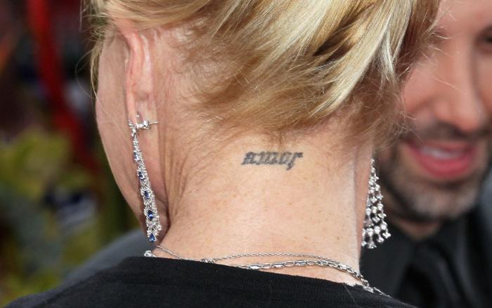 El vídeo que 'se ríe' del dolor de Chris Hemsworth cuando se hace un tatuaje