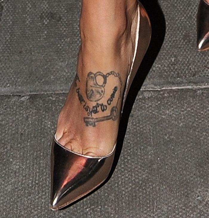 El vídeo que 'se ríe' del dolor de Chris Hemsworth cuando se hace un tatuaje