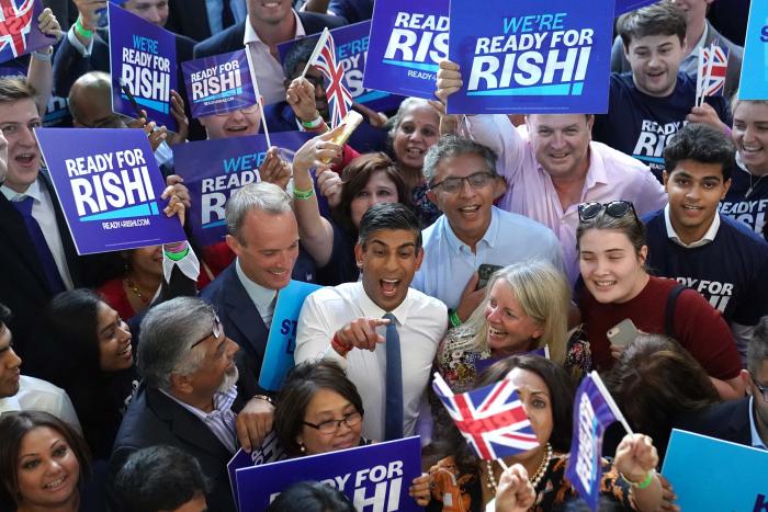 La increíble escena de Rishi Sunak da la vuelta al mundo: todos le miran y no es para menos