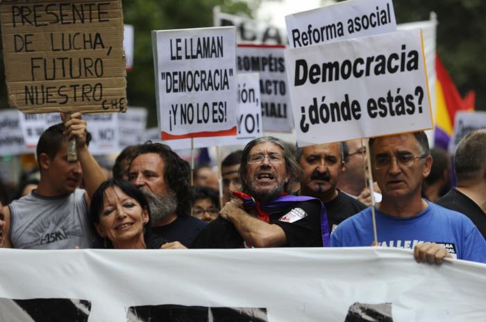 "Sin casa, sin curro, sin pensión" o "democracia real YA": los lemas 15M