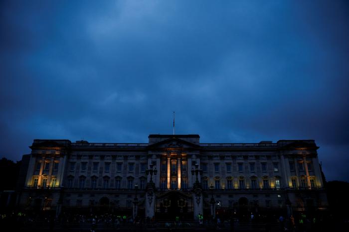 Esta mujer se explica tras lo que le ha hecho al rey: la imagen se ha visto en todas partes