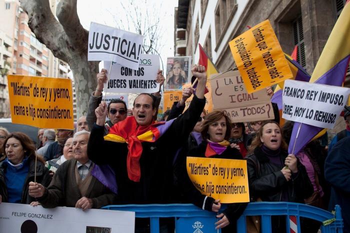 Protesta junto a los juzgados de Palma por la declaración de la infanta: "La monarquía es una porquería"