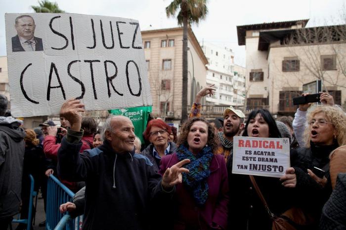 Protesta junto a los juzgados de Palma por la declaración de la infanta: "La monarquía es una porquería"