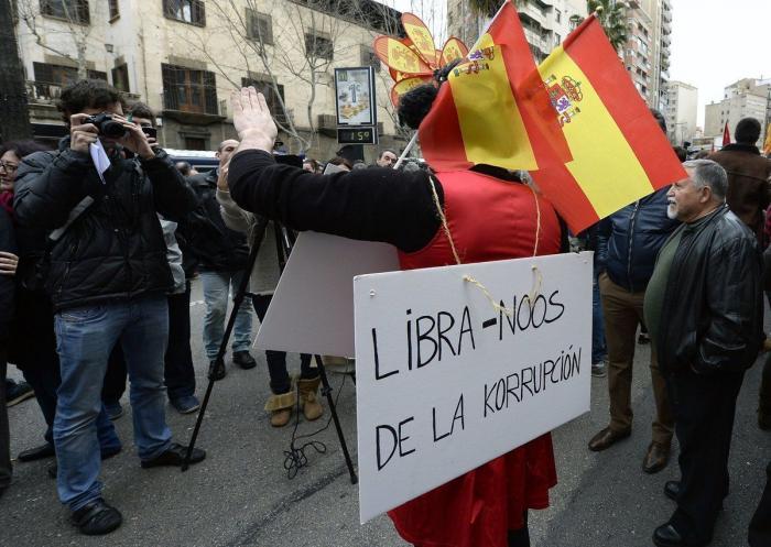 Protesta junto a los juzgados de Palma por la declaración de la infanta: "La monarquía es una porquería"