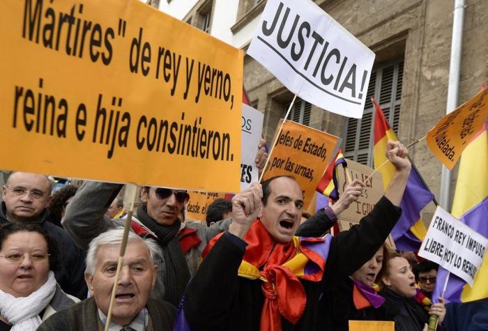 Protesta junto a los juzgados de Palma por la declaración de la infanta: "La monarquía es una porquería"