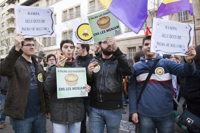 Protesta junto a los juzgados de Palma por la declaración de la infanta: "La monarquía es una porquería"