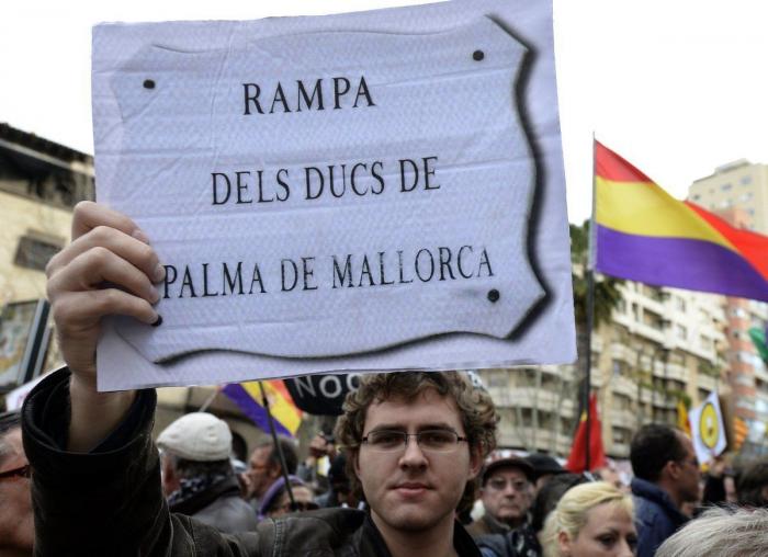 Protesta junto a los juzgados de Palma por la declaración de la infanta: "La monarquía es una porquería"