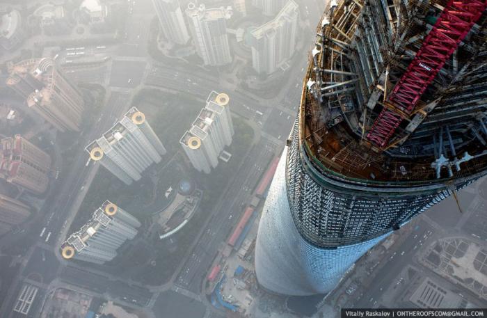 Dos jóvenes rusos escalan clandestinamente el segundo edificio más alto del mundo (VÍDEO)