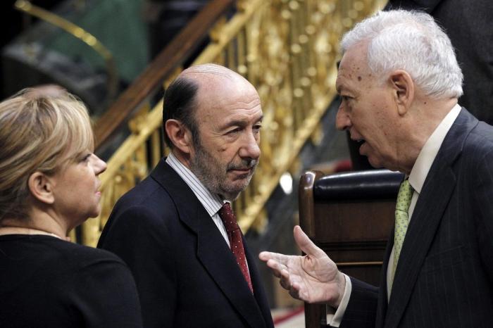 'Cara a cara' de Rajoy y Rubalcaba: De la "alegría de la huerta" a la "desigualdad" del pasado