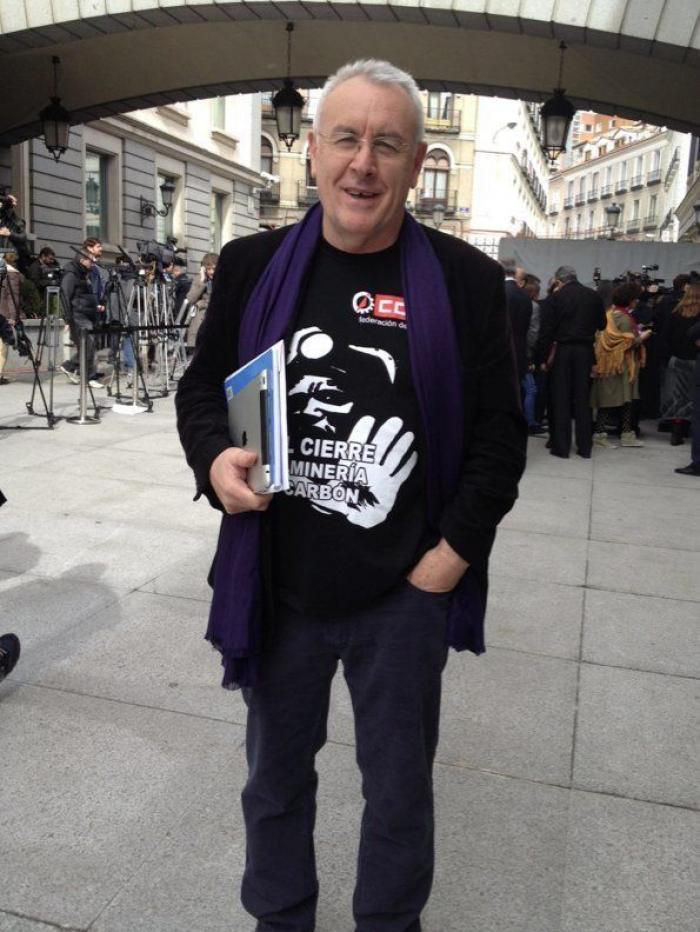 Las camisetas reivindicativas que la Izquierda Plural luce en el debate (FOTOS)