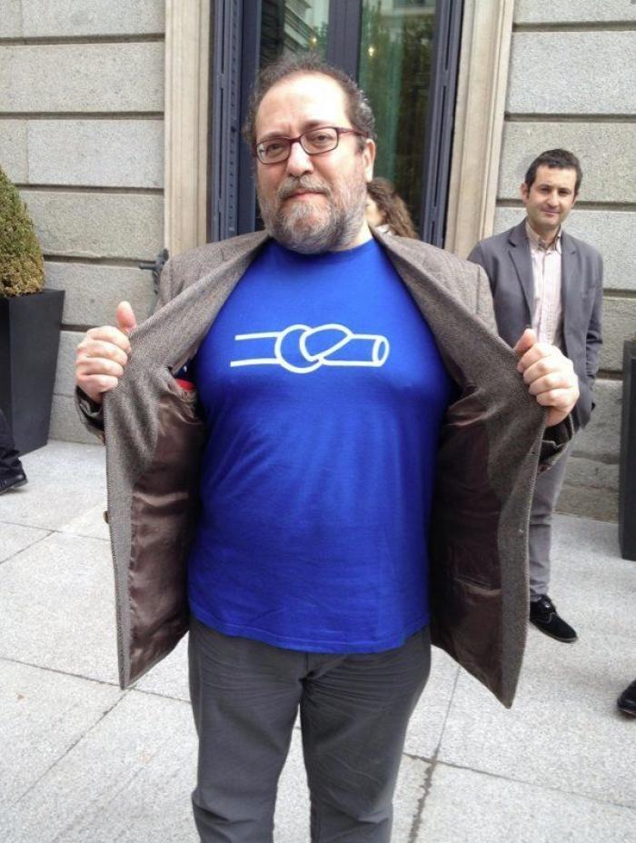 Las camisetas reivindicativas que la Izquierda Plural luce en el debate (FOTOS)