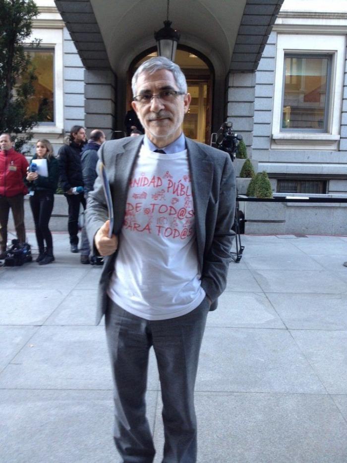 Las camisetas reivindicativas que la Izquierda Plural luce en el debate (FOTOS)