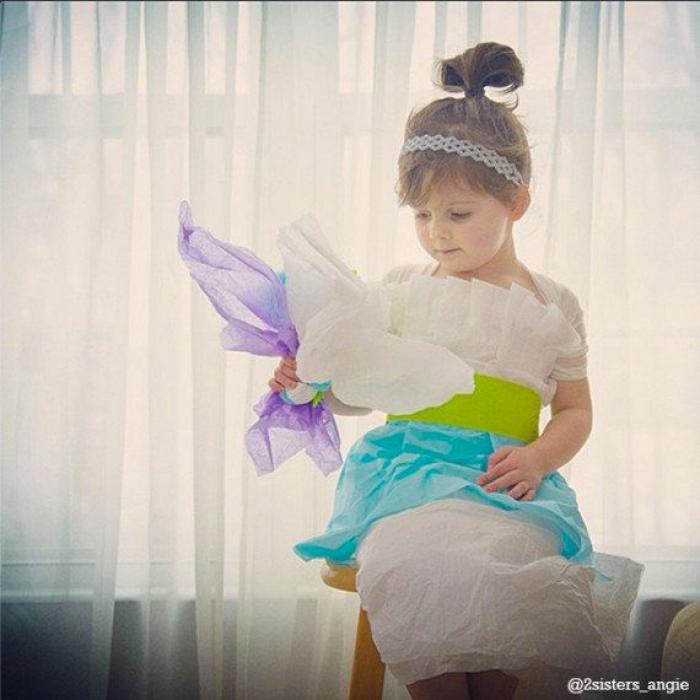 Los preciosos vestidos de papel que esta niña de 4 años crea con su madre (FOTOS)