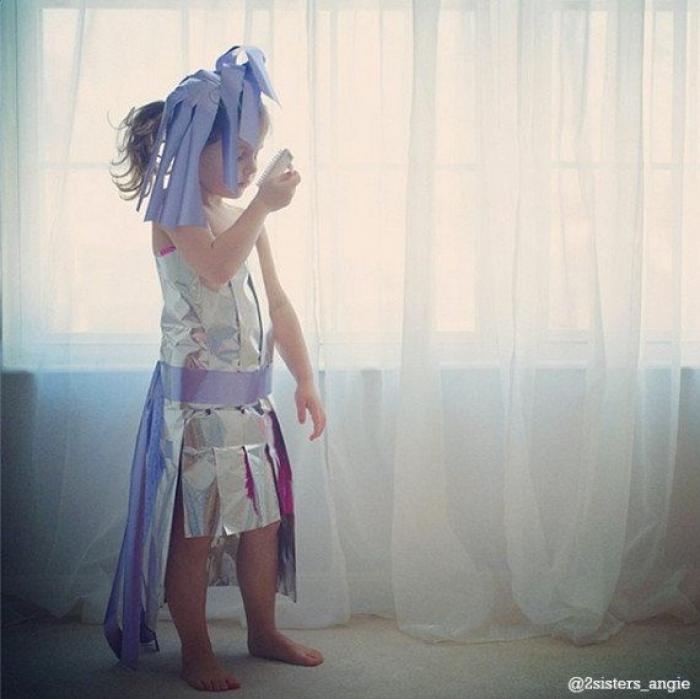 Los preciosos vestidos de papel que esta niña de 4 años crea con su madre (FOTOS)